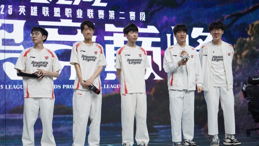 小男孩隔着玻璃和老虎“打起来”,2025澳门今晚开奖多少,精准解释落实及其象征意义_AR版V1.44
